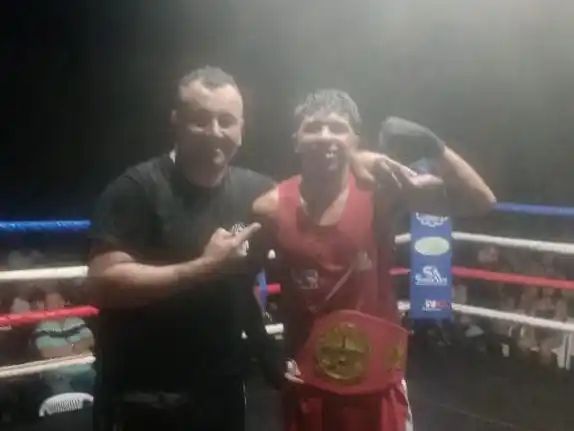 Tiziano junto a su entrenador Juan Carlos Martínez, tras el título.