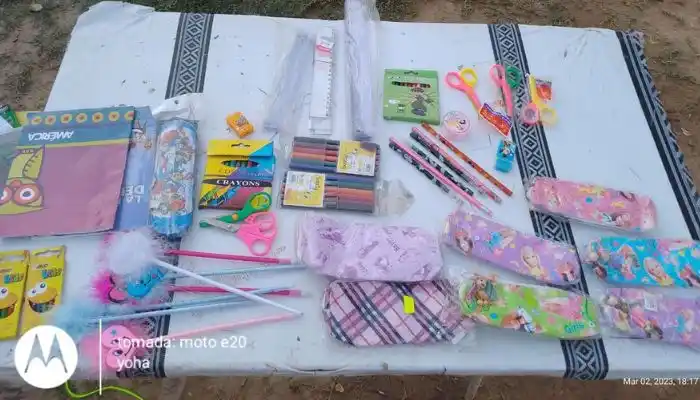 Yohana dona útiles para la escuela