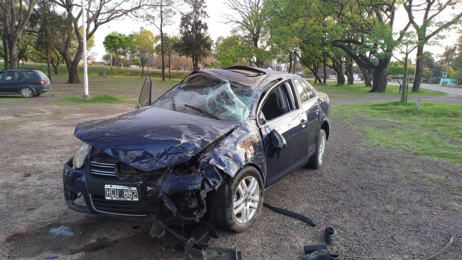 Un vehículo descontrolado chocó contra dos autos estacionados frente al Hospital de Reconquista