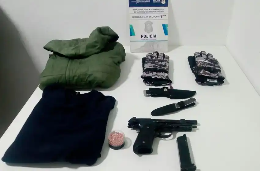 Con un arma en su poder, robó en un hipermercado camperas, un sweater y dos cuchillos