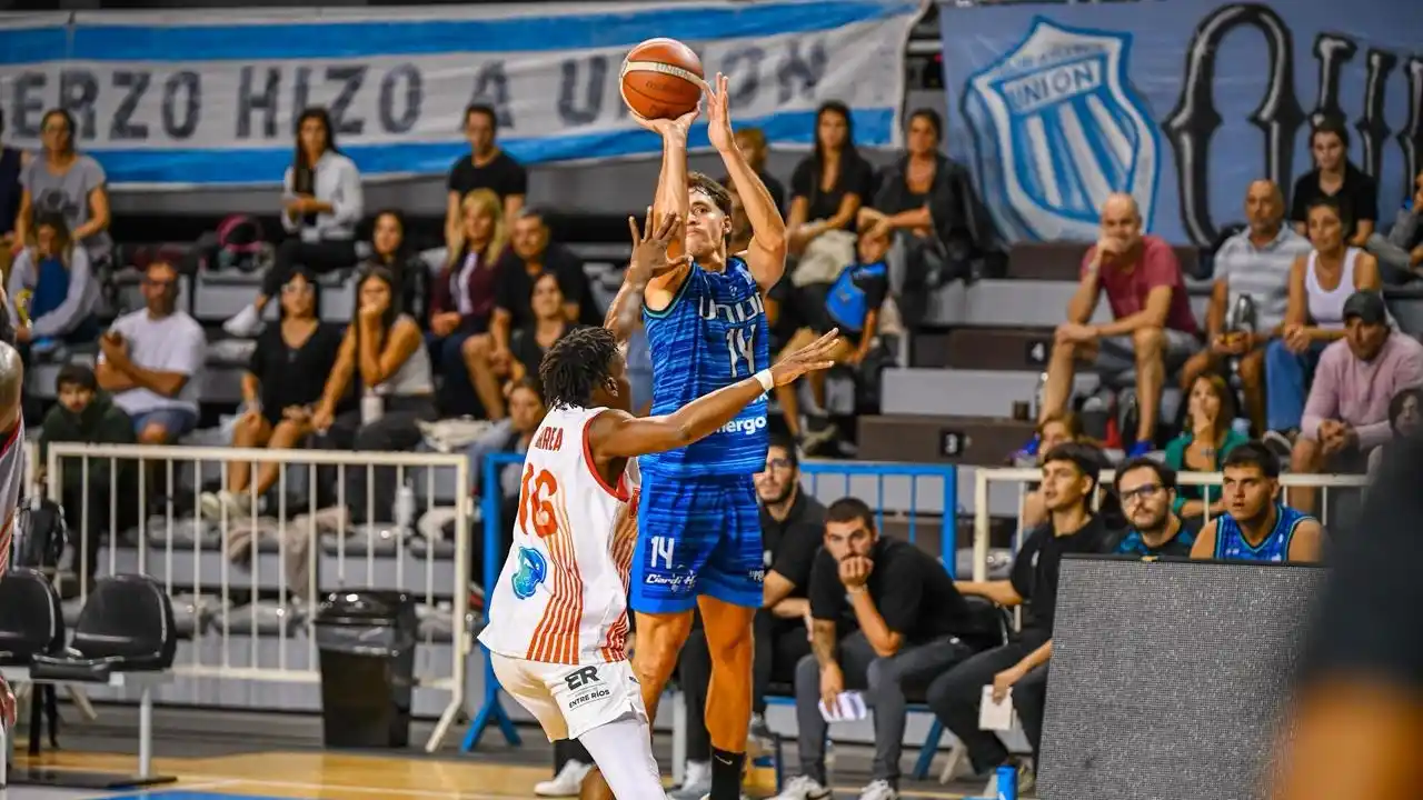 Yarza toma un lanzamiento pese a la oposición de Gendry Correa. (Foto gentileza de prensa Unión).