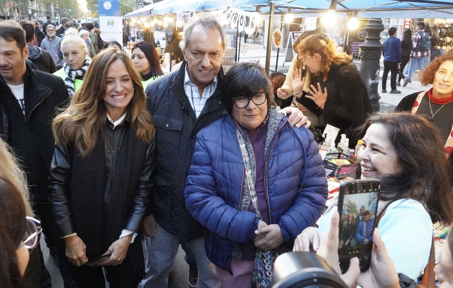 Daniel Scioli, junto a Victoria Tolosa Paz, durante su visita a la feria.