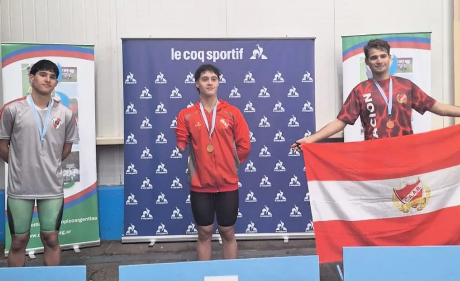 Nelver Carmelino, con la bandera de Adelante.