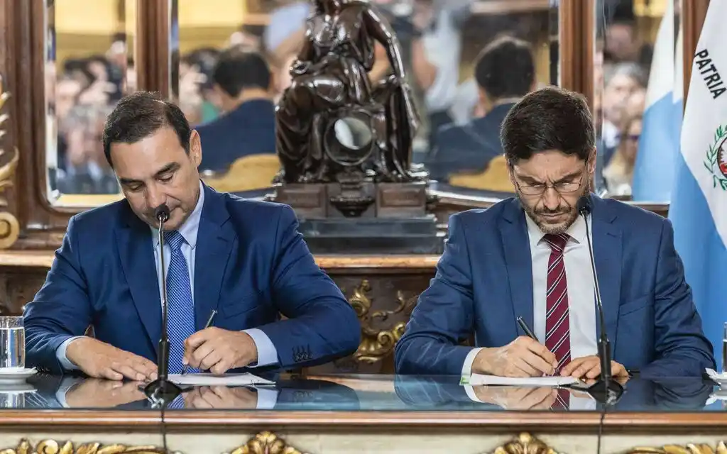 Los gobernadores de Corrientes y Santa Fe en la firma del convenio