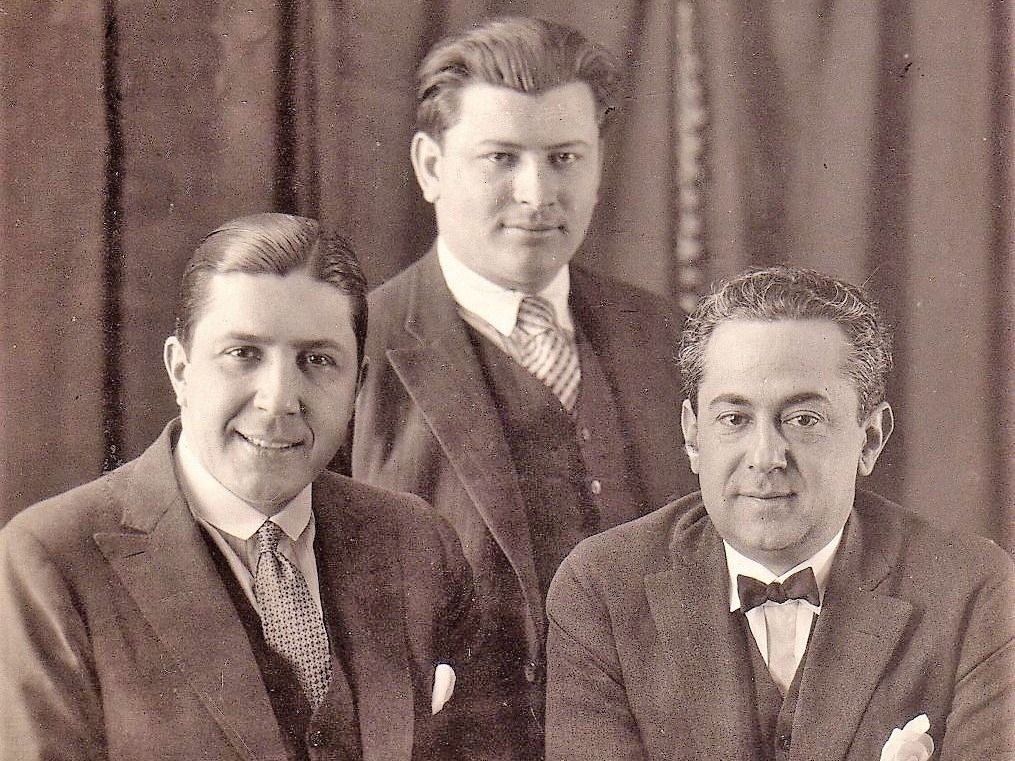 Gardel con Razzano y el promotor Doliani en el estudio de José Paolantonio en San Francisco (Archivo Gráfico y Museo Histórico).