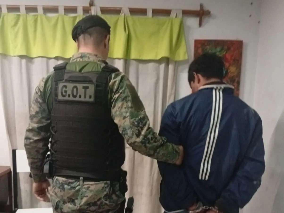 Tensa detención: intentaron ingresar a una casa, uno fue aprehendido pero escapó tras morder a un policía