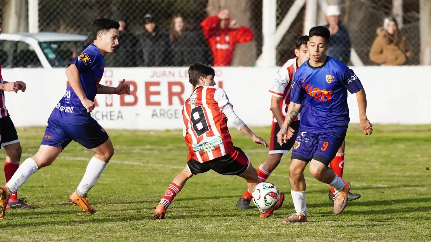 Huracán y Villa Díaz Vélez se enfrentarán este sábado en cancha de Mataderos