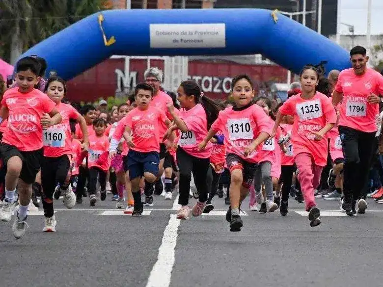 Más de 2000 personas vistieron de rosa a la costanera