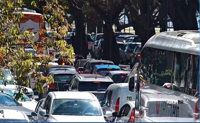 Cayó una mujer del túnel Illia: hay cortes y una importante congestión en el tránsito