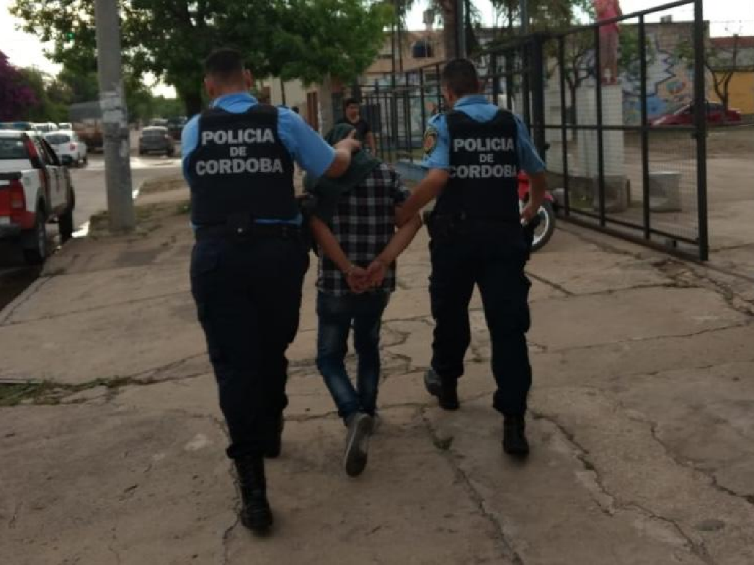 Trasladan a sede policial al padrastro detenido por abuso de una niña en barrio Independencia