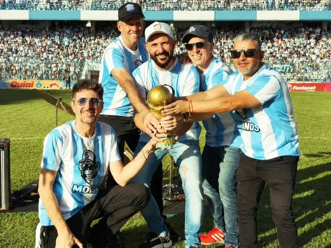 “Hay algo medio épico en la Selección que nos moviliza a todos”: el nuevo lanzamiento de 5 Monos