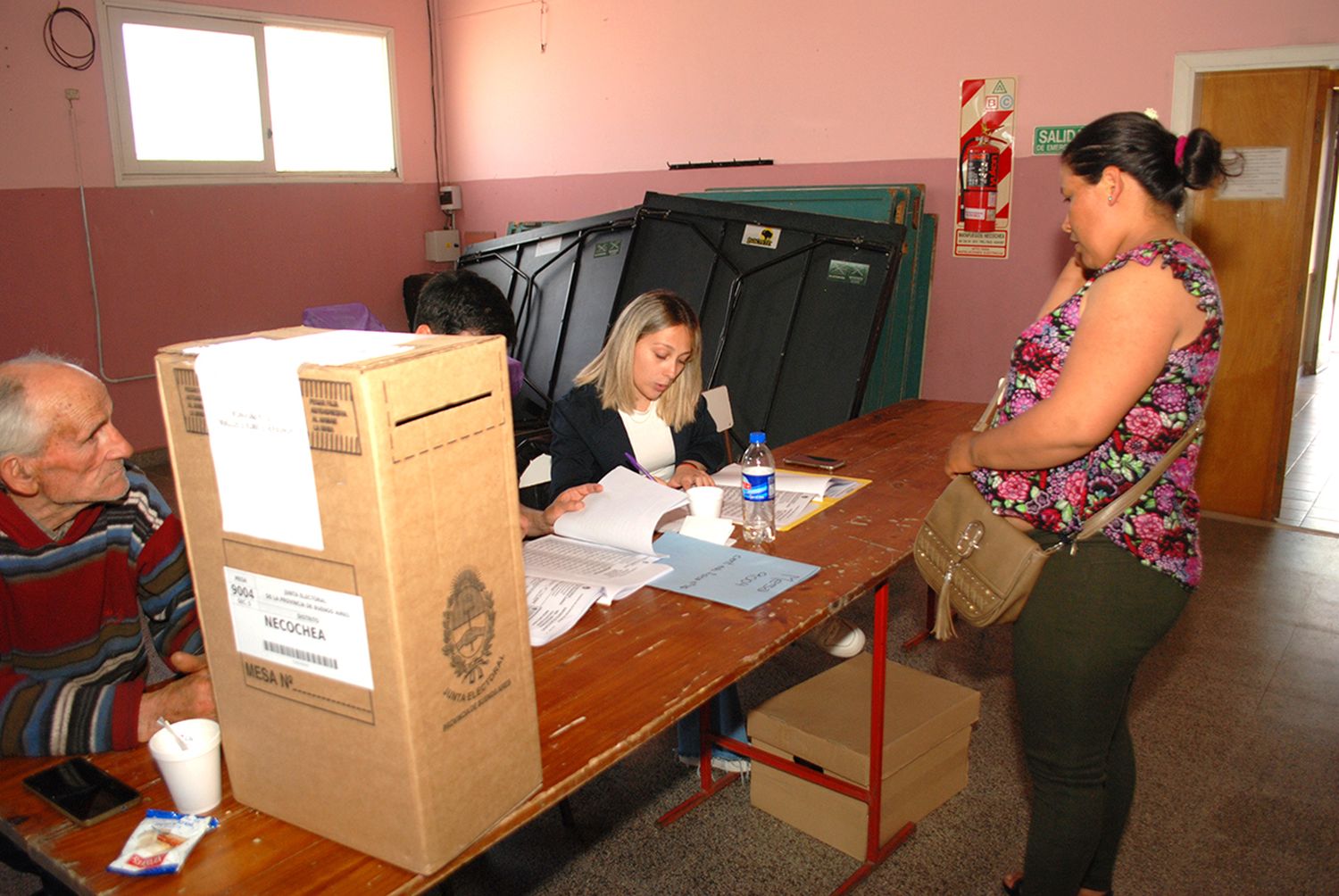 Votación. Una ciudadana extranjera antes de ingresar al cuarto oscuro