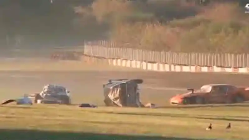 Video: Murió un auxiliar por tremendo accidente en el autódromo de Buenos Aires