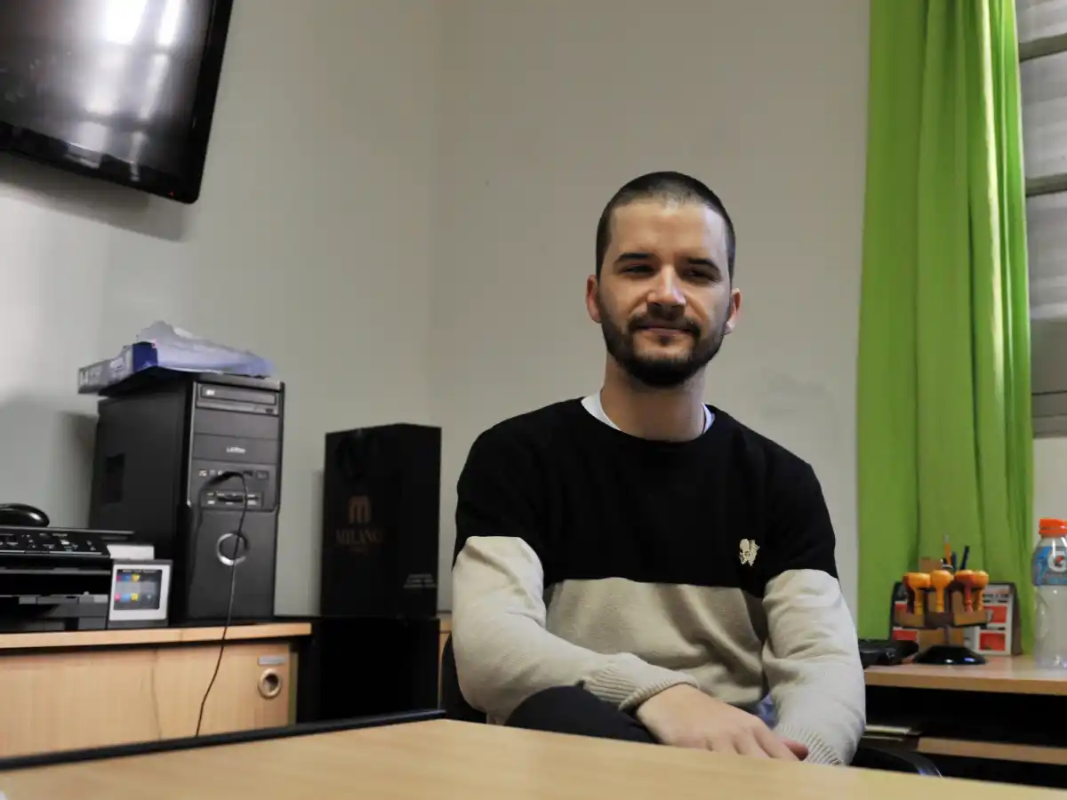 Es sordo y se recibió de profesor para enseñarles a chicos con su misma condición 