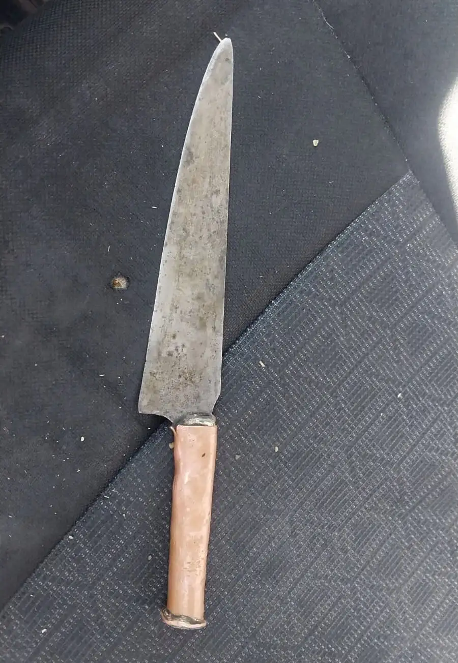 la cuchilla que llevaba el sujeto escondida entre sus ropas