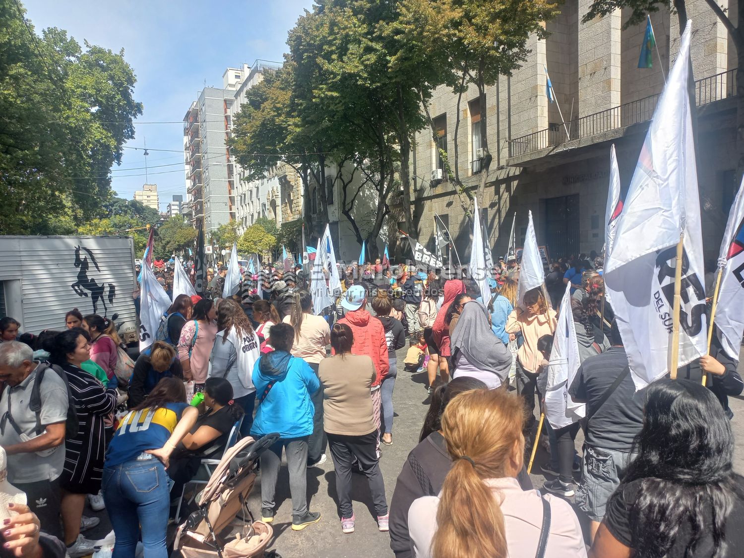 Organizaciones sociales se manifestaron en las puertas del Municipio: "Muchos niños no podrán comenzar las clases"