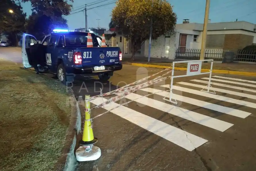 Una motociclista tuvo que ser hospitalizada tras chocarse una valla de la calle