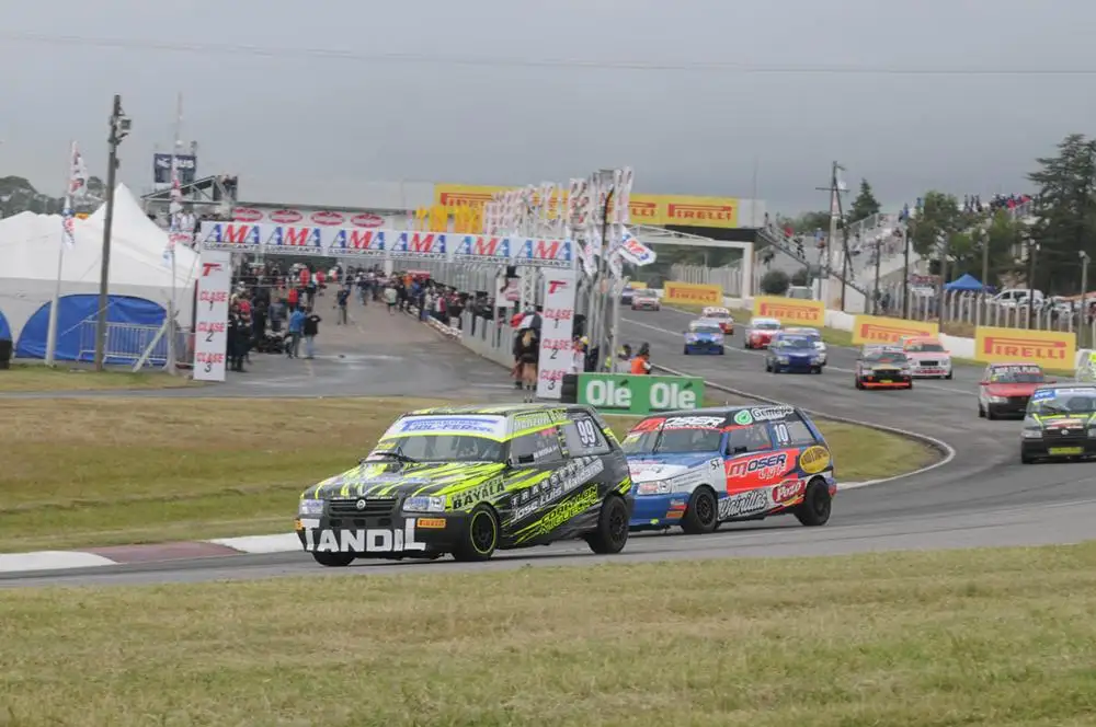 Lucas Bayala quedó bien  arriba en el Turismo Pista