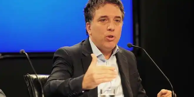 Dujovne le propuso a la CGT un puente salarial del 5% para detener el paro