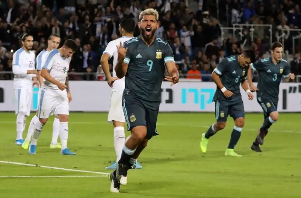 Con un penal de Messi, Argentina se lo empató a Uruguay en el final