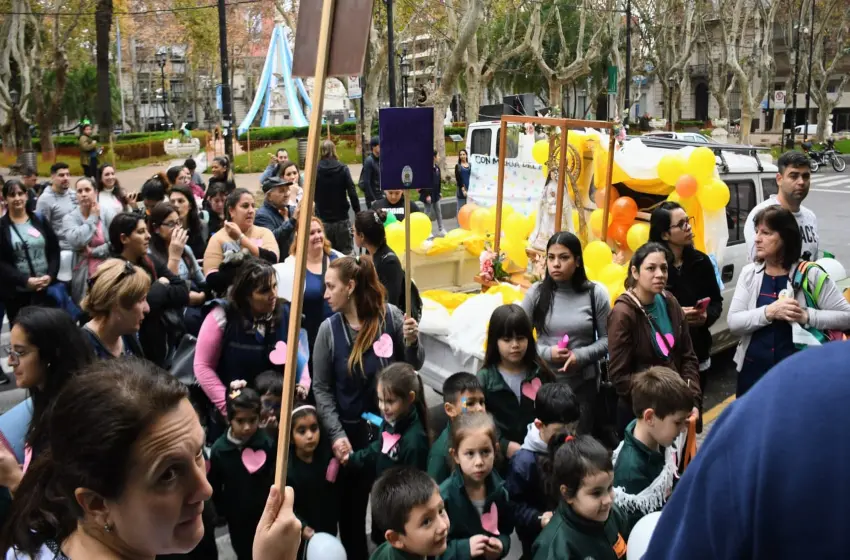 Masiva manifestación en la Catedral de docentes y alumnos de dos escuelas para pedir paz en Rosario