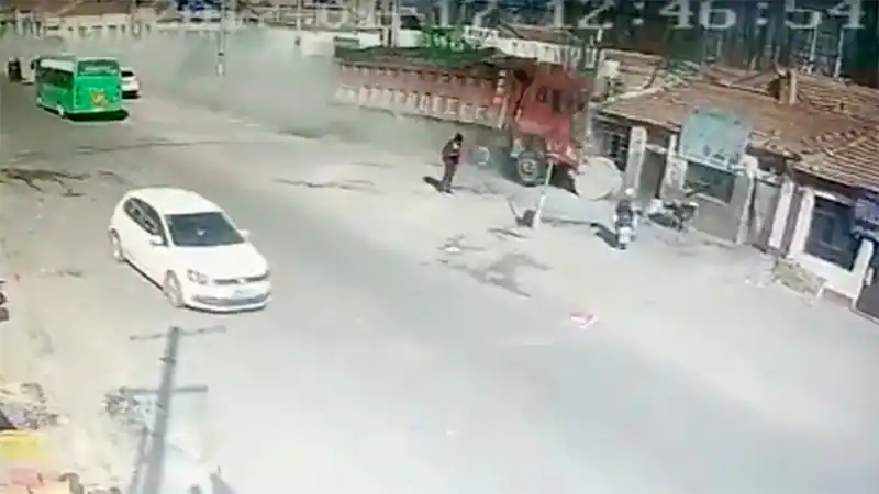 Impactante video: Camión "se traga" una hilera de casas y deja cinco muertos