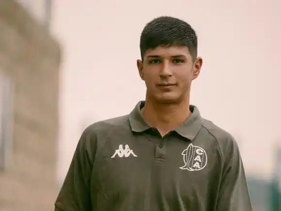 Martín García firmó su primer contrato profesional con Aldosivi