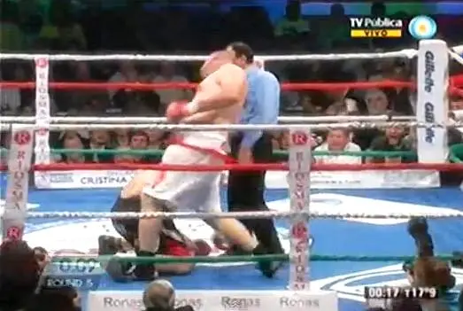 "La Mole" Moli perdió el título argentino de box por golpear a su rival en el piso