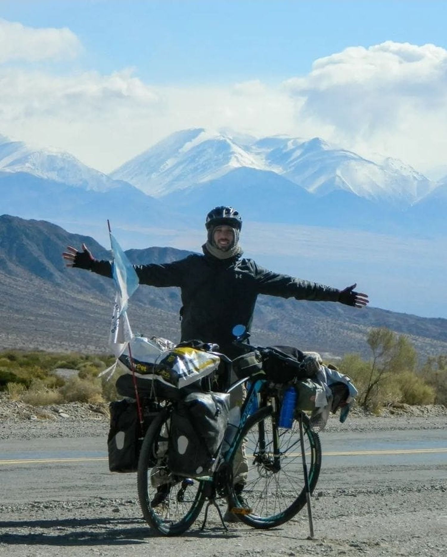 El joven lleva recorrido desde Tandil hasta Bolivia, y mantiene firme la esperanza de cruzar hacia el viejo continente.