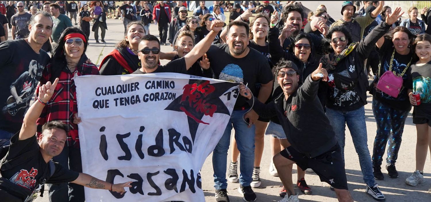 Necochenses y turistas disfrutaron de un gran recital en el Polideportivo