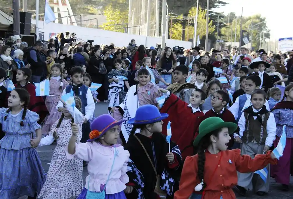 El desfile cívico criollo militar de la Independencia convocó a una multitud