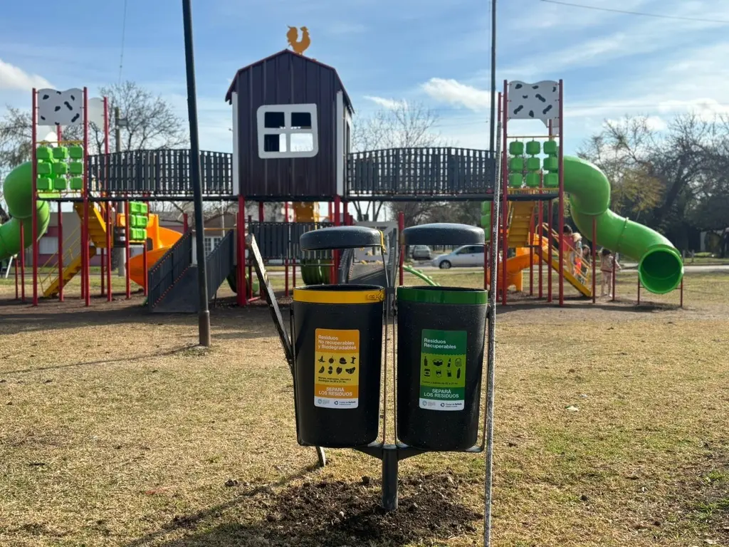 Colocan cestos de residuos en el espacio verde del Barrio Fátima