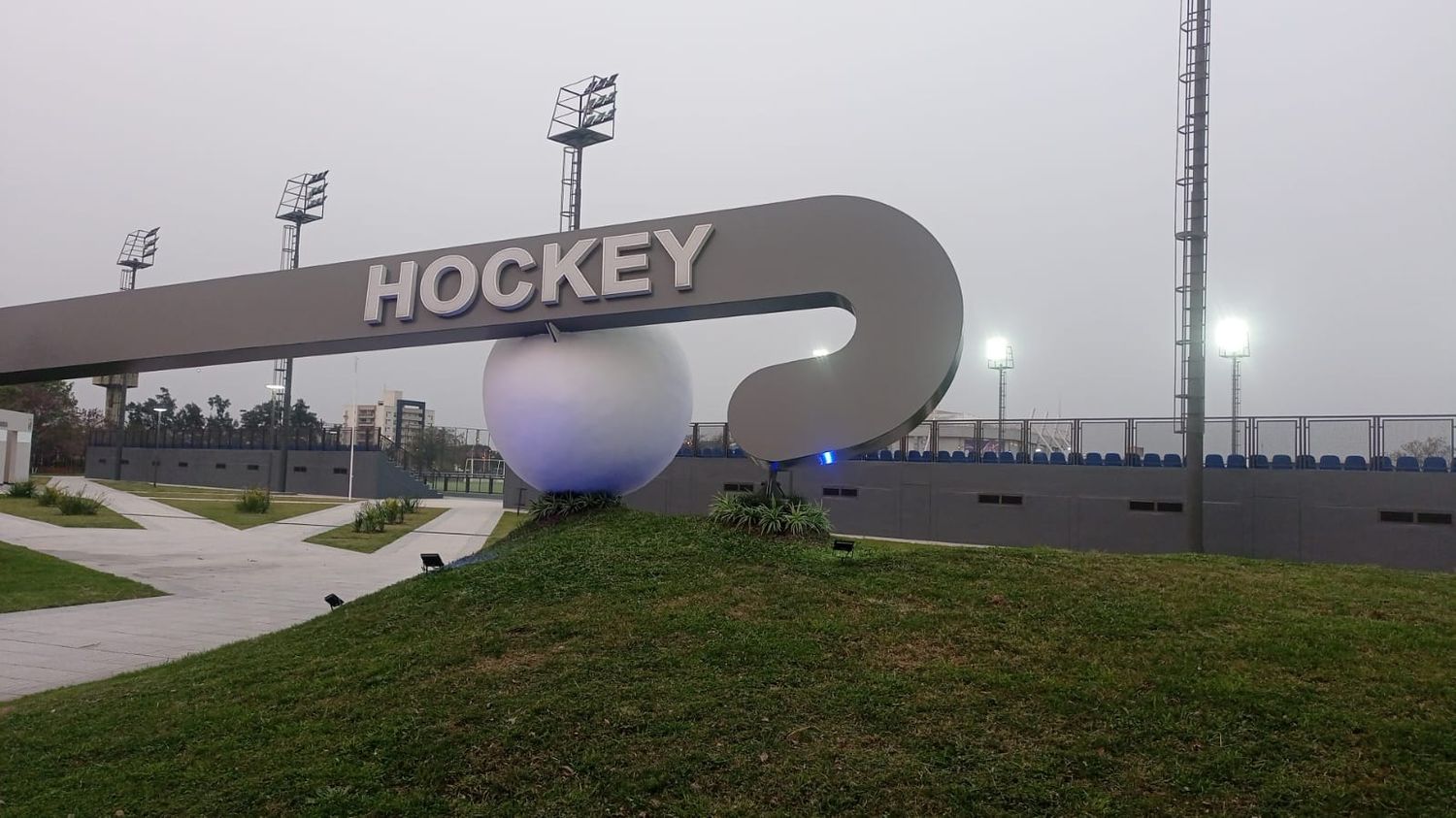 Autoridades provinciales recorrieron las nuevas canchas de hockey y pádel próximas a inaugurarse