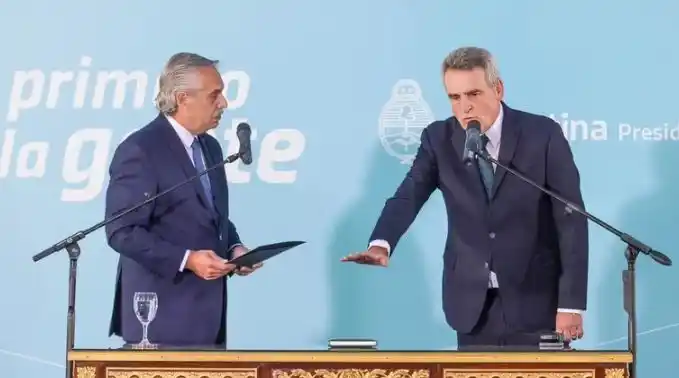 El Presidente le tomó juramento a Agustín Rossi como nuevo jefe de Gabinete