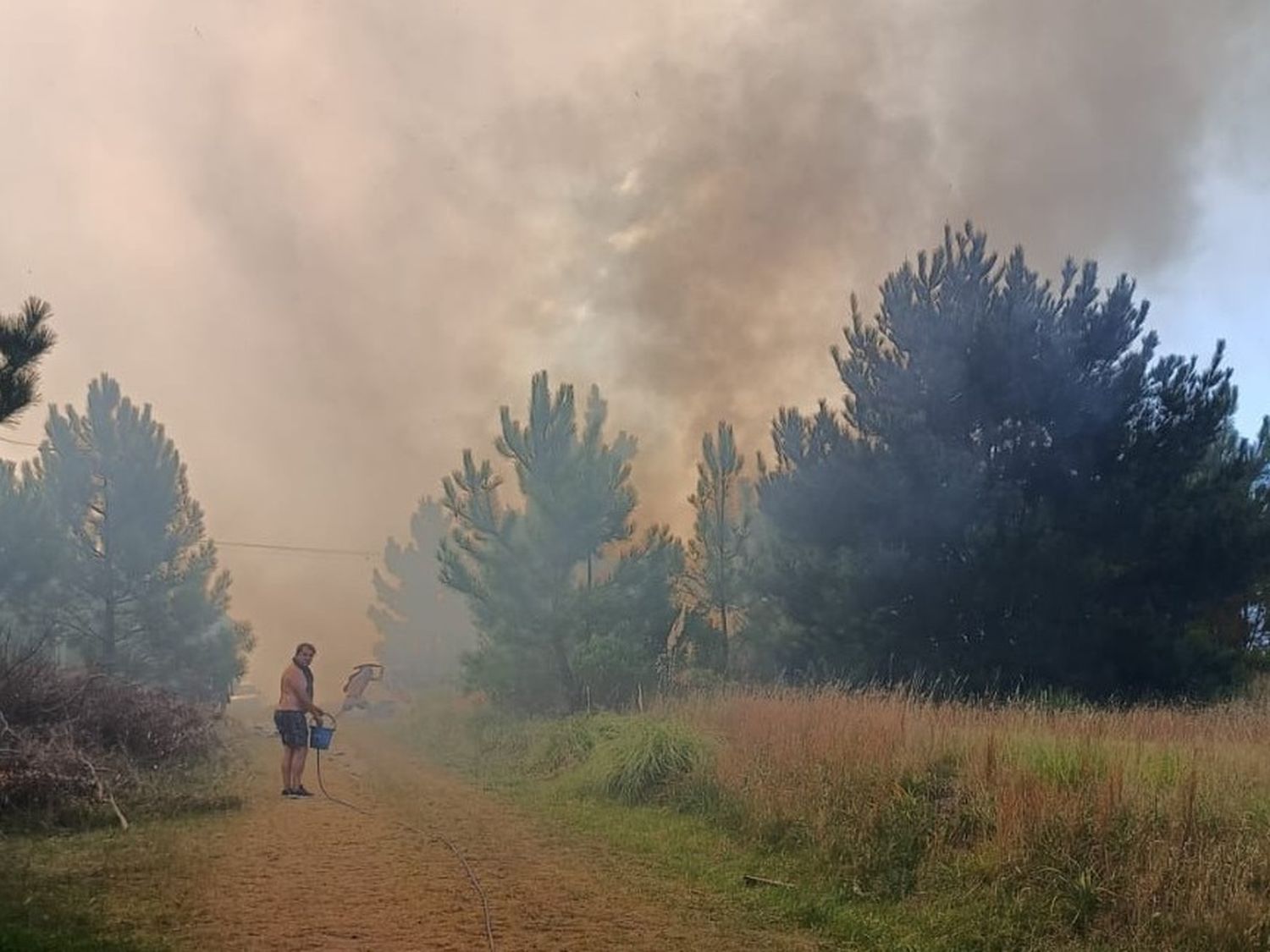 La columna de humo es densa debido al feroz incendio en la zona de El Marquesado.