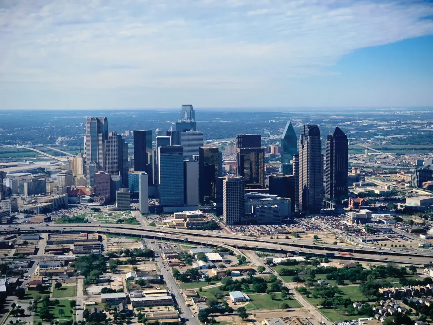 Dallas presume de una rica herencia cultural, reflejada en sus barrios imperdibles, deliciosas cocinas, escenas artísticas y de entretenimiento y deporte de talla mundial.