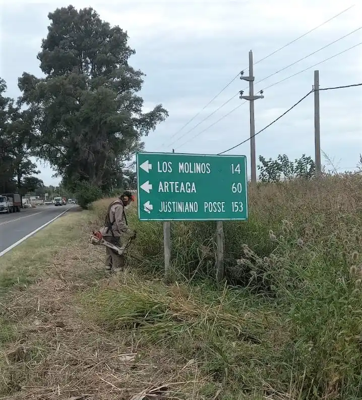 Personal de Vialidad trabaja en el desmalezado de la ruta.