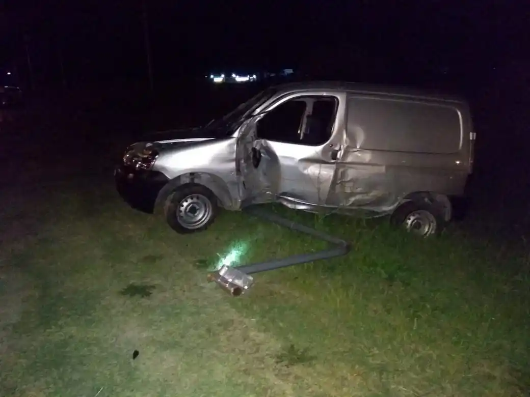 Despistó e impactó una columna de alumbrado