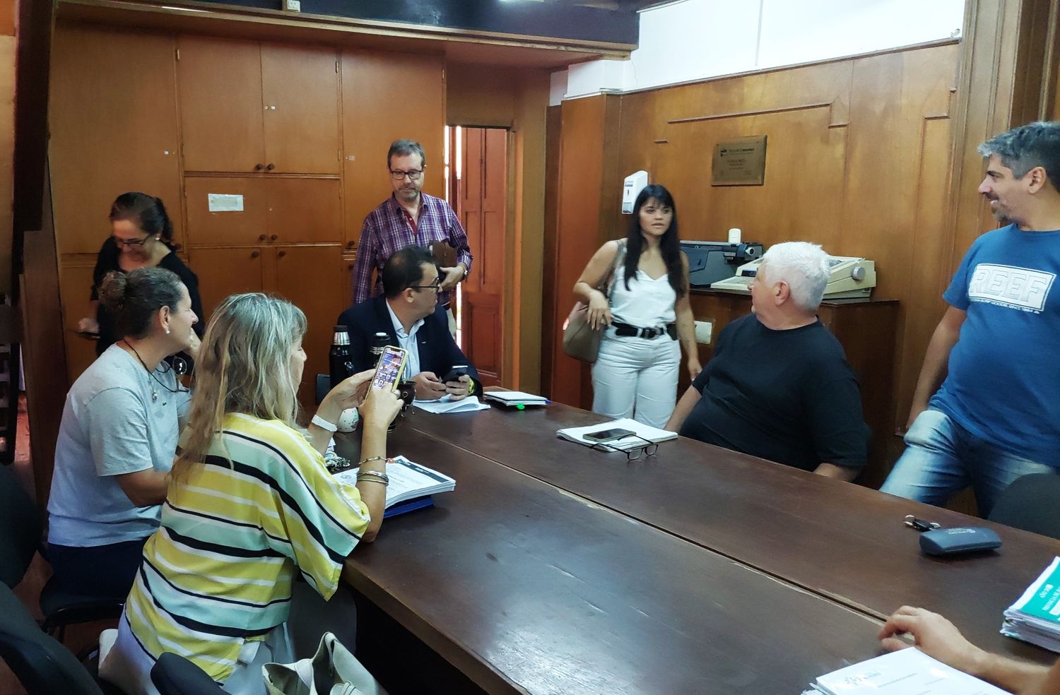 Los concejales en reunión de la comisión de Peticiones.