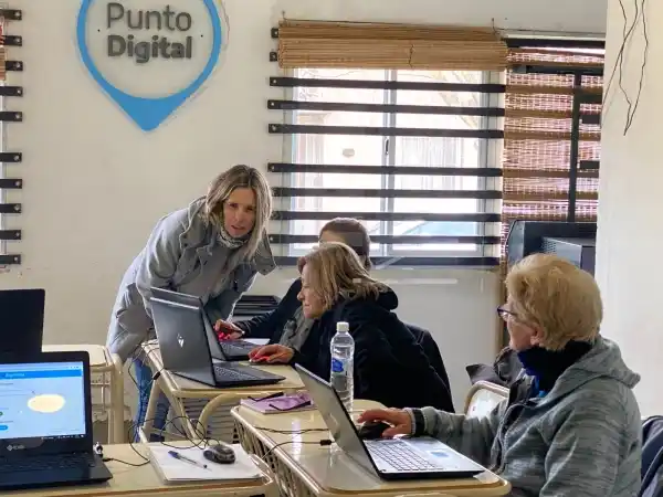 Comenzaron los talleres de alfabetización digital e informática inicial en el Punto Digital del barrio 30 de Mayo