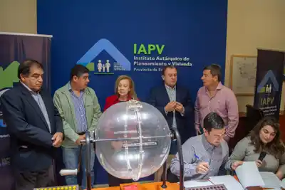 Seis familias cumplen el sueño de la casa propia