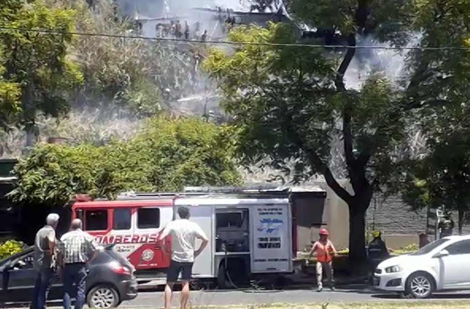 Caos y susto por un incendio en inmediaciones del restaurante Sunderland