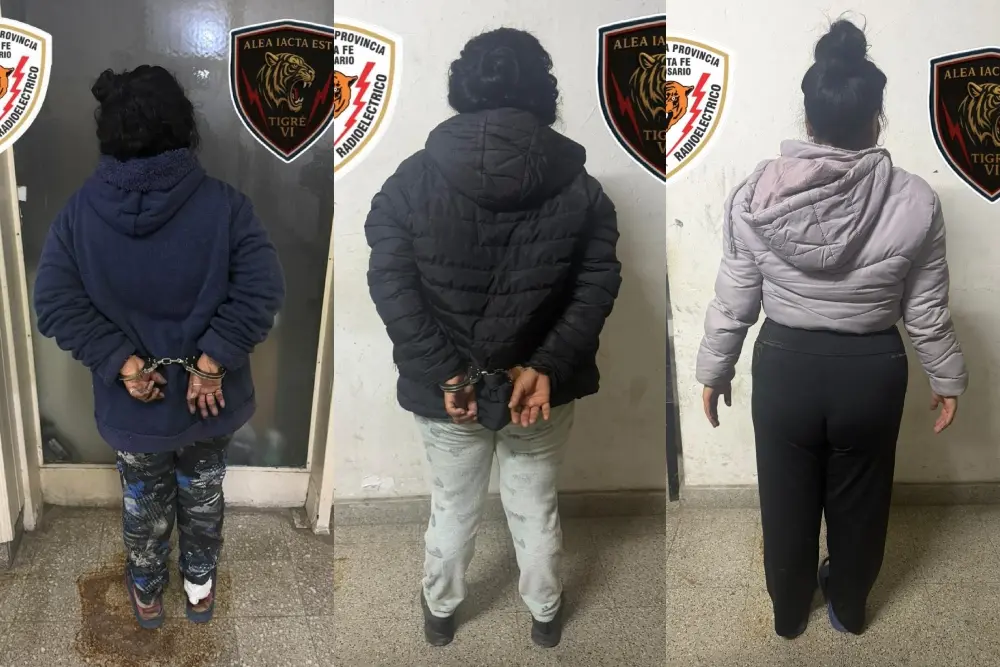 Tres detenidas por golpear a una adolescente de 15 años y su madre .