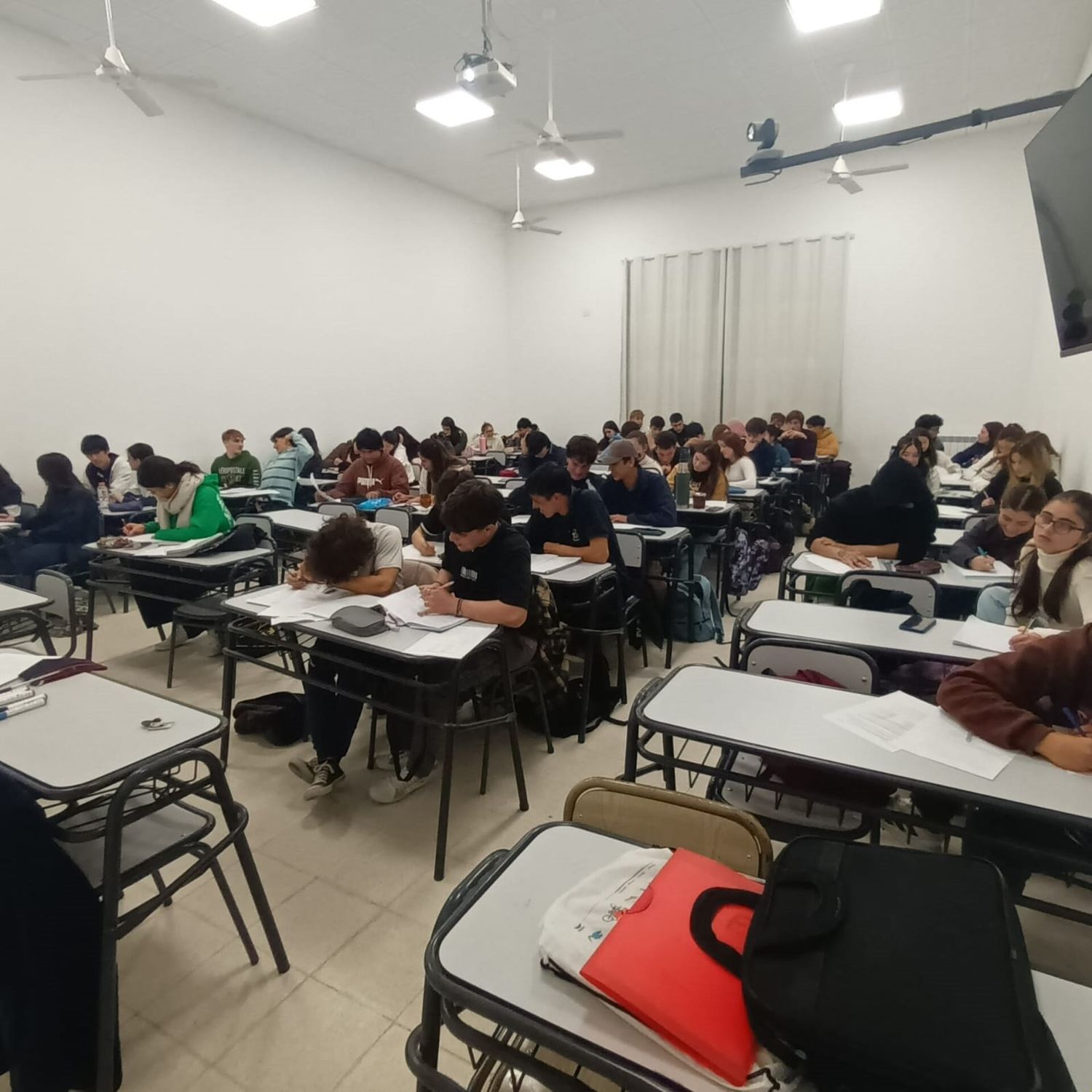 En la UNER, el profesor Fabián Pascal da clases de matemáticas a estudiantes que están terminando el colegio y continuarán con estudios terciarios. "Hay un desfasaje. La secundaria, en matemáticas, no te prepara para ingresar a la facultad", observó.