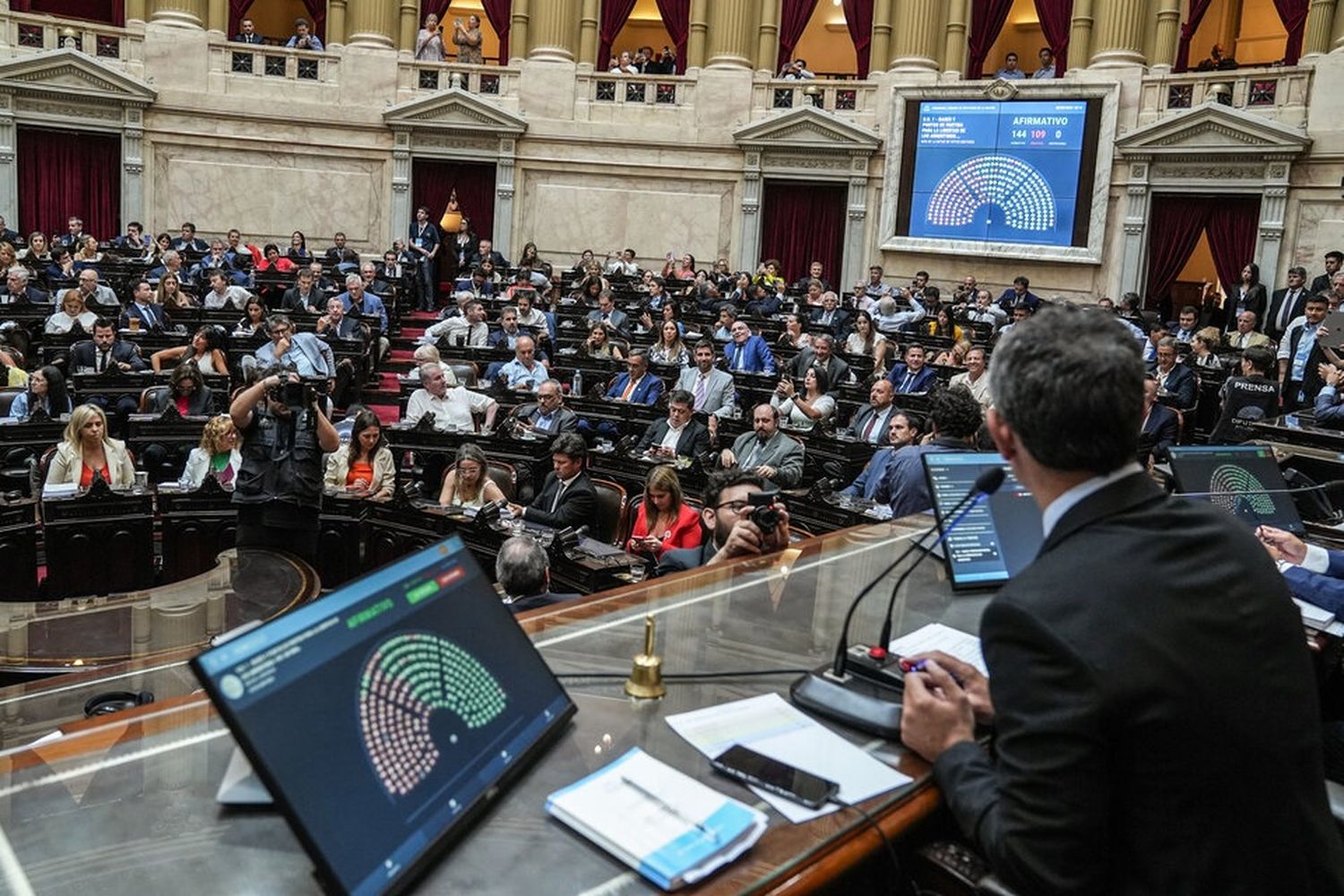 La Ley de Bases tiene la media sanción en Diputados.