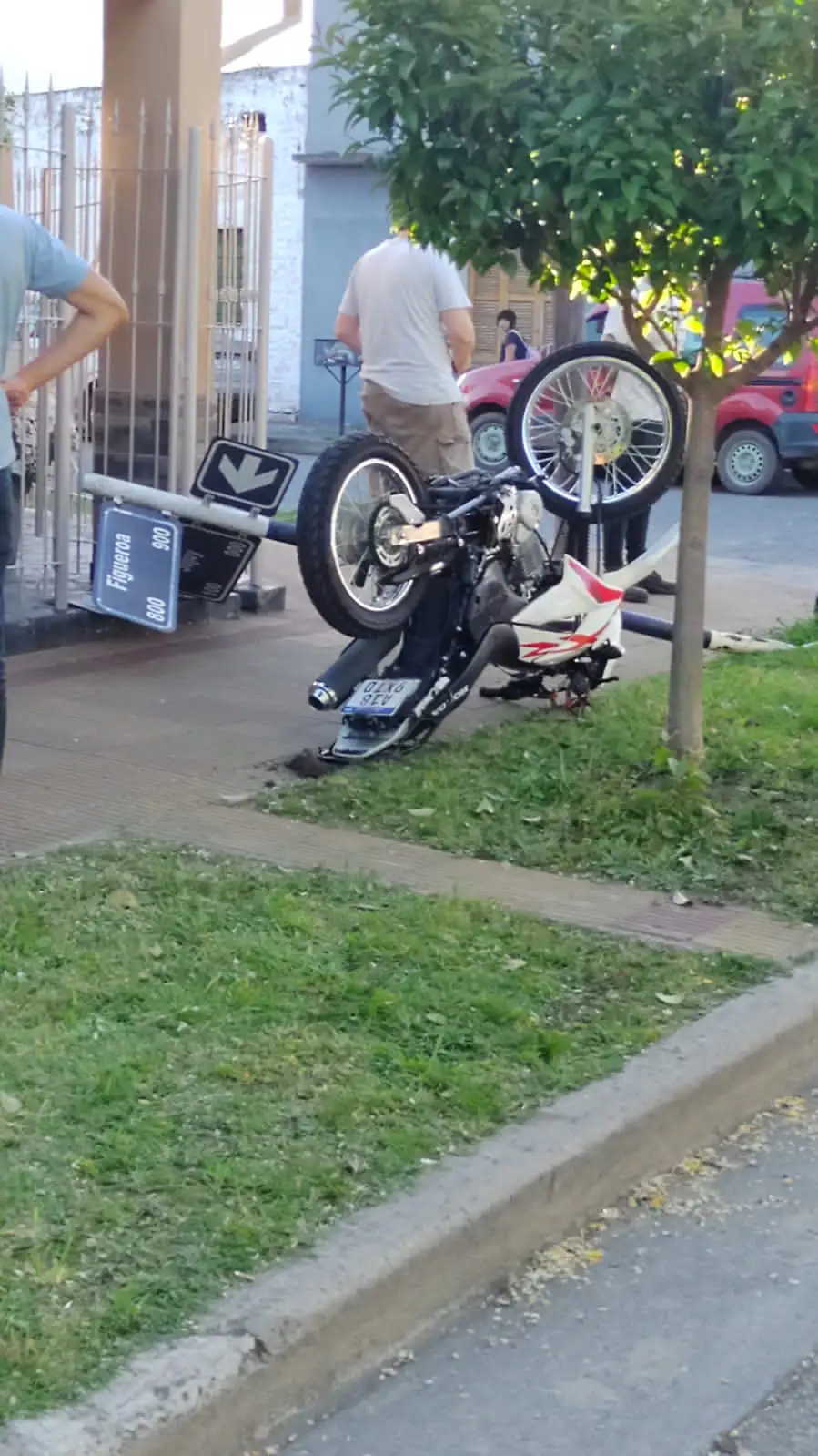 La conductora del motovehículo debió ser trasladada al Hospital Ramón Santamarina.