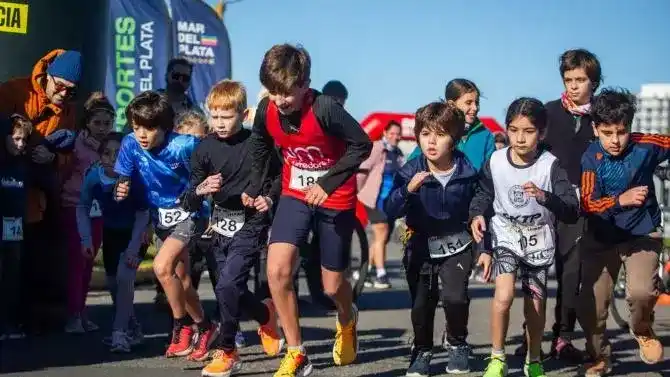 Mar del Plata se llena de deporte: capacitaciones, natación y duatlón para todas las edades