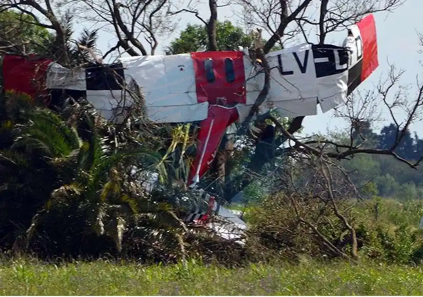 Trágico accidente en Esperanza: cayó una avioneta y murió el piloto