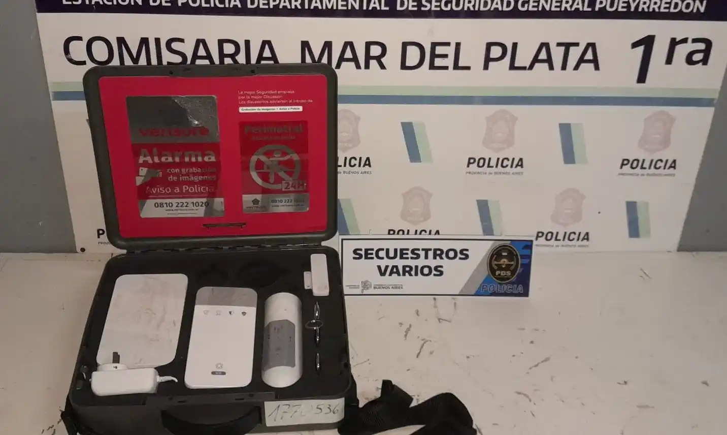 Los malvivientes robaron varios elementos del interior del auto.