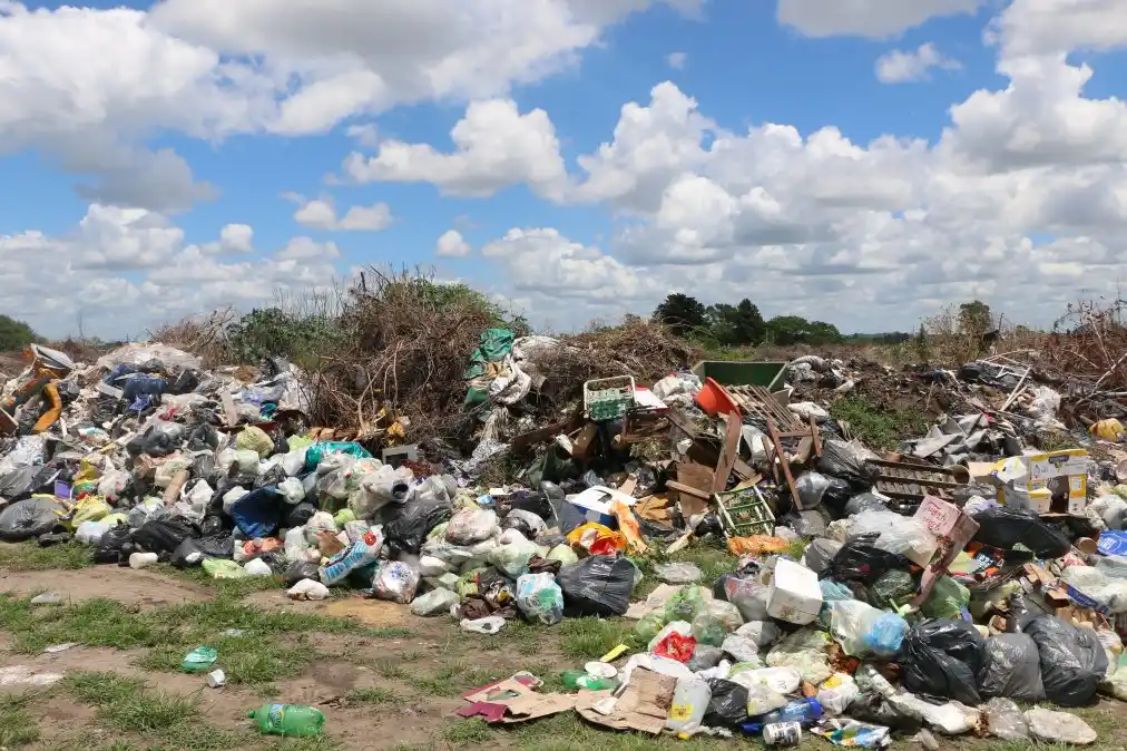 Un camión depositó la basura en cercanías de la Escuela Tabaré y desató la polémica 